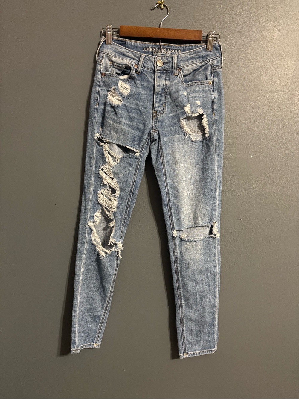 American Eagle “tomgirl” medium wash distressed jeans size 00